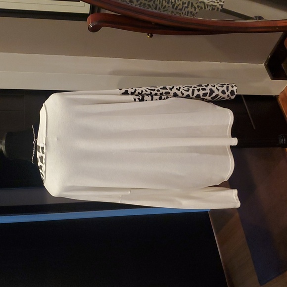 KAKTUS Women's Black and White Animal Print Top. Size Small - Picture 2 of 2